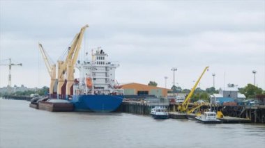 Mississippi Nehri'nde Vinçler ve Römorkörler ile Jenerik Freighter Kargo Gemi Rıhtım Alanı