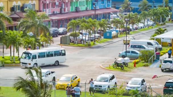 科隆巴拿马充满活力的城市街场景特写周围人彩色建筑和车辆交通在一个炎热和阳光明媚的日子在加勒比 — 图库视频影像