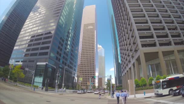 Houston City Street Level Acción Con Coches Pasando Personas Caminando — Vídeo de stock