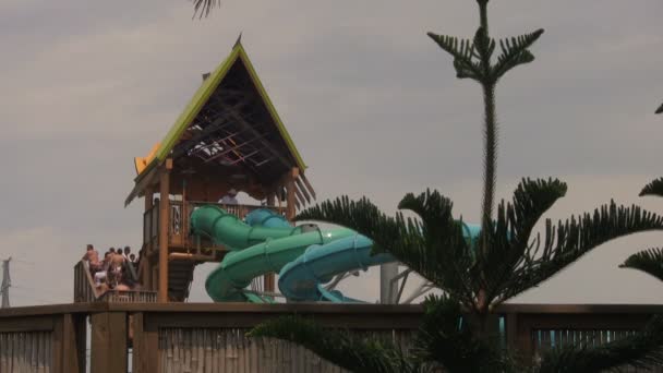 Una Línea Personas Tobogán Acuático Temático Parque Acuático Aquatica Orlando — Vídeos de Stock