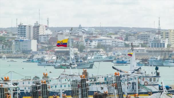 曼塔市中心厄瓜多尔海滨建筑对商业海港与船在前景 — 图库视频影像