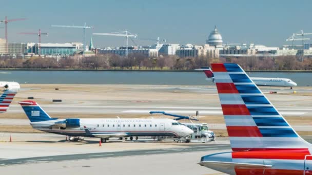 前景の旅客機とワシントンDcダウンタウンシティの背景に米国の首都の建物とレーガン国立空港Dcaトラフィック — ストック動画