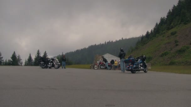 Turister Med Motorcyklar Besöker Den Högsta Höjden Blue Ridge Parkway — Stockvideo