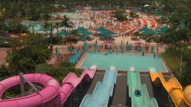올랜도 아쿠아티카 파크의 해변과 수영장에서 활동하는 워터슬라이드를 전망대에서 워터파크를 — 비디오