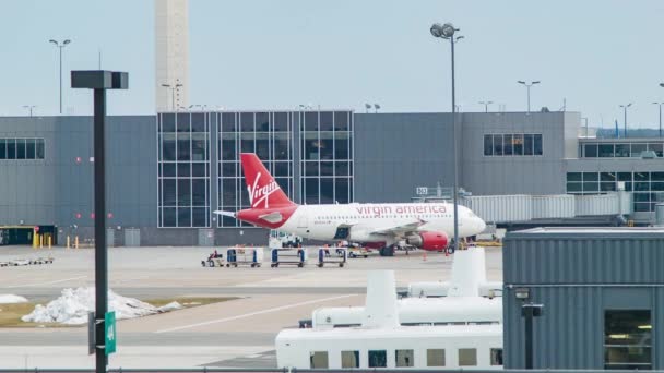 维珍美国空中客车A319停在华盛顿杜勒斯国际机场候机楼外 — 图库视频影像