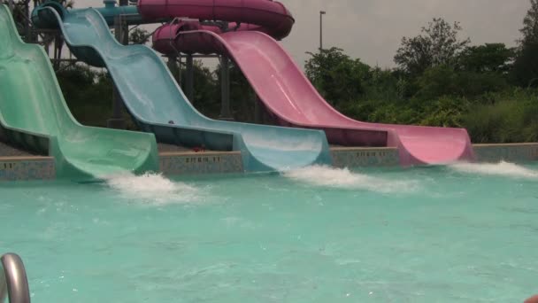 Vendégek Felfújható Tubes Egy Vízparkon Véget Víz Slide Ride Splash — Stock videók