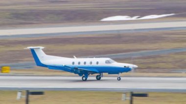 Küçük Jenerik Mavi ve Beyaz Turboprop Business Airplane Washington Dulles Uluslararası Havaalanı Iad Pist üzerinde hareketli