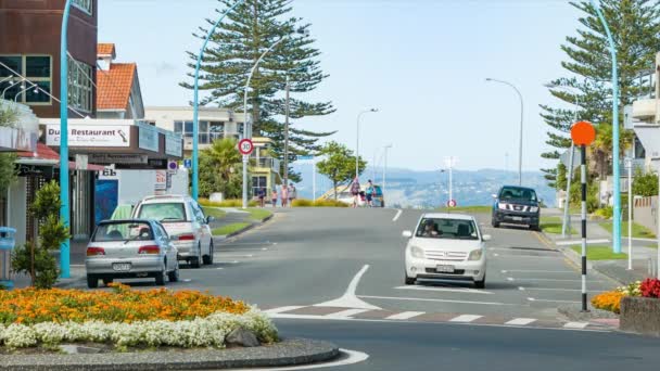 Tauranga Nieuw Zeeland City Street Met Gezinnen Wandelen Auto Rijden — Stockvideo