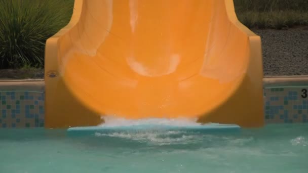 Eine Person Auf Einem Aufblasbaren Schlauch Rutscht Eine Gelbe Wasserrutsche — Stockvideo