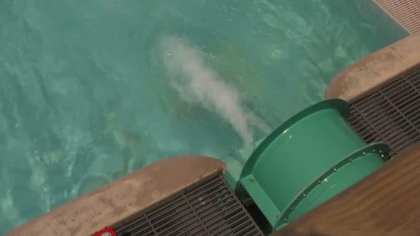 Visiteur Parc Aquatique Sort Une Glissière Eau Tube Fermé Éclaboussant — Video