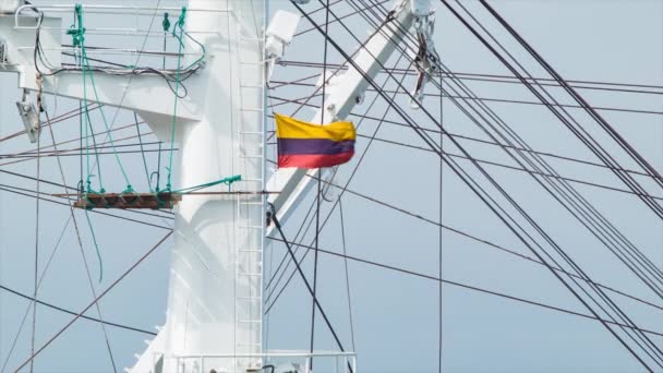 Bandera Ecuador Buques Mástil Acero Blanco Primer Plano Agitando Viento — Vídeos de Stock