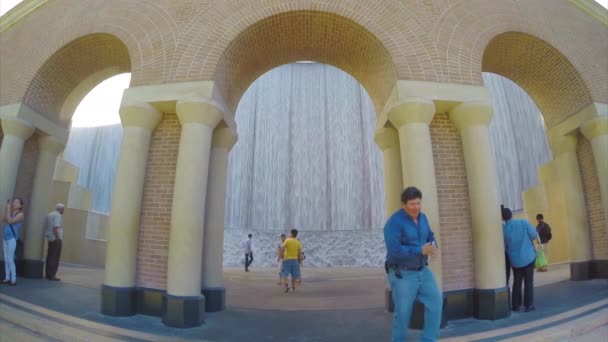 休斯敦得克萨斯水墙与游客特写从前面 — 图库视频影像