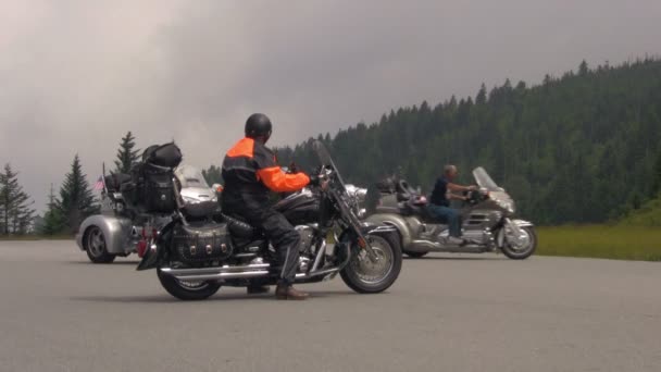 Touristes Leurs Motos Arrêt Overlook Sur Blue Ridge Parkway Entre — Video