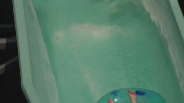 Folgt Einer Person Auf Einer Aufblasbaren Röhre Die Eine Wasserrutsche — Stockvideo