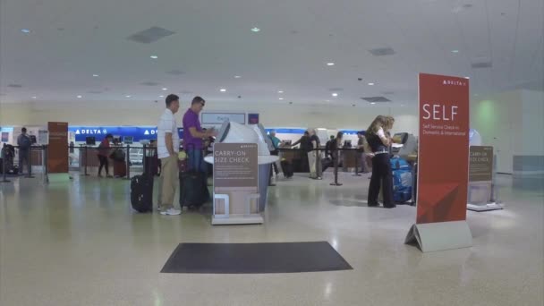 Регистрационные Стойки Delta Airlines Международном Аэропорту Нового Орлеана Туристами Помощью — стоковое видео