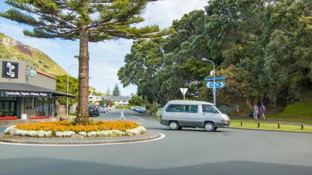 Новозеландская Дорога Mahanui Road Roundabout Pacific Ave Горами Заповедником Друри — стоковое видео