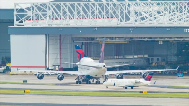 Boeing 747 400 Remolcado Las Instalaciones Mantenimiento Delta Airlines Con — Vídeos de Stock