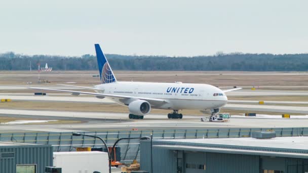 United Airlines Boeing 777 Rebocado Por Caminhão Apoio Terrestre Aeroporto — Vídeo de Stock