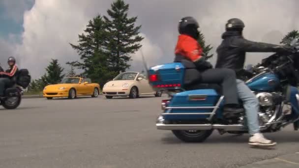 Toeristen Met Motorfietsen Andere Voertuigen Hoogste Hoogte Mark Kijken Uit — Stockvideo