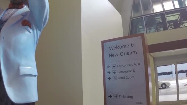 Selamat Datang New Orleans Airport Informational Siginage Panning Jazz Player — Stok Video