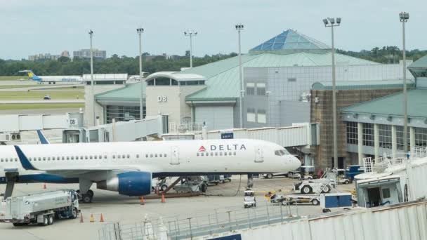ニューオーリンズ アームストロング国際空港 デルタ航空ボーイング757がゲートに駐車 — ストック動画
