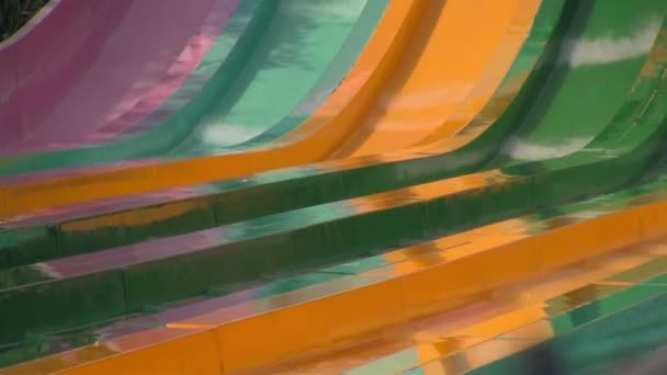 Primo Piano Diversi Acquascivoli Colorati Con Persone Che Corrono Giù — Video Stock