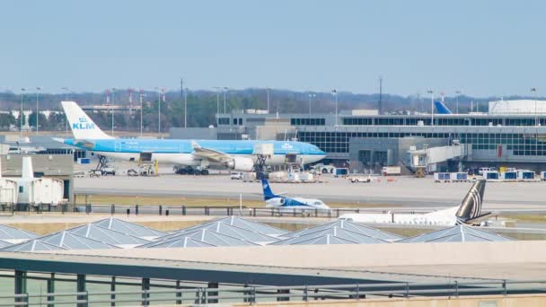 Klm Airbus A330 Parked Gate Terminal Building Exterior Washington Dulles — Stock Video