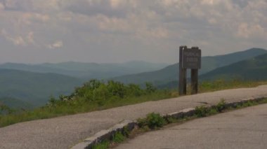 Appalachia's Blue Ridge Dağları üzerinde bir Manzara Görünümü ile Batı Kuzey Carolina Asheville ve Waynesville arasında Blue Ridge Parkway Üzerinde Pounding Mill Overlook.