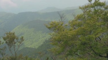 Güneşli ve Bulutlu Bir Günde Telefoto Lens ile Blue Ridge Dağları'nın görünümü. Batı Kuzey Carolina Asheville ve Waynesville arasında Blue Ridge Parkway görüldü.