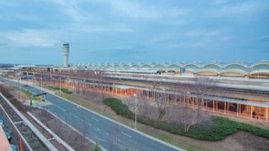 Ronald Raegan Washington Dc Ulusal Havaalanı Dca Timelapse Gündüzden Geceye Ana Terminal Binası ve Metro Tren İstasyonu Önünde Trafik Akışı Girerek