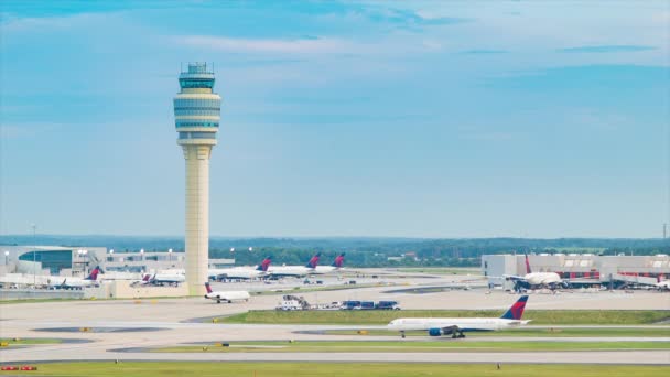 Atlanta Airport Wide Airfield Stabilire Colpo Con Delta Airliners Torre — Video Stock