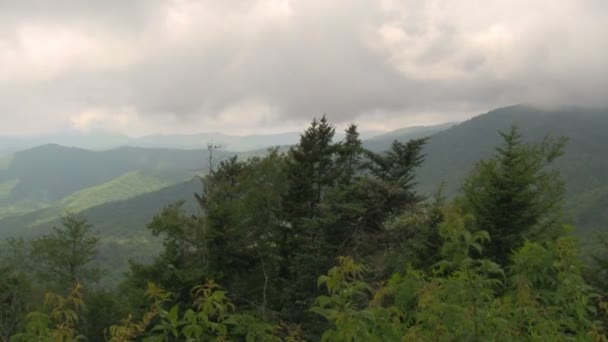 Pánev přes modré hřebenové pohoří viděné z Přehlíže na Blue Ridge Parkway mezi Ashevillem a Hendersonvillem v západní Severní Karolíně.