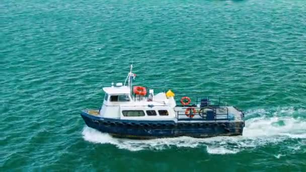 Barco Local Close Porto Colón Panamá Navegando Através Água Mar — Vídeo de Stock