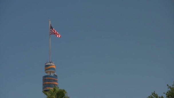 Sky Tower Observation Attraction Coberto Com Iconic Big American Flag — Vídeo de Stock