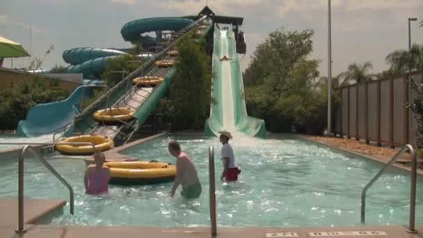 人们在奥兰多的水上乐园享受大管倾斜的水滑梯 — 图库视频影像