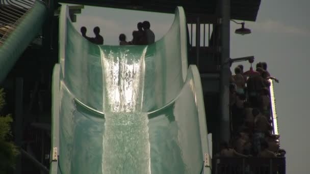 Deux Femmes Méconnaissables Plongeant Dans Une Glissière Eau Rapide Tout — Video