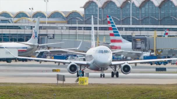 Αμερικανικές Αερογραμμές Και Αετός Επιβατηγό Αεριωθούμενα Αεροπλάνα Στο Εθνικό Αεροδρόμιο — Αρχείο Βίντεο