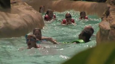 Orlando Aquatica Su Parkı Ziyaret İnsanlar Bir Grup, Florida Yaz aylarında tembel bir nehir aşağı akan.