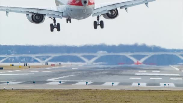 Jet Airliner Close Aterrissando Pista Com Fumaça Aeroporto Nacional Ronald — Vídeo de Stock