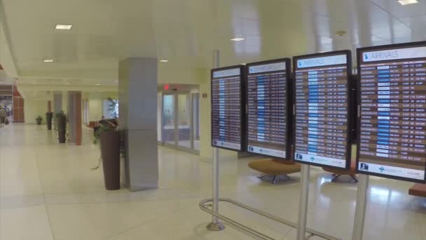Новоорлеанский Аэропорт Прибытие Отъезд Цифровые Информационные Знаки Внутри Здания — стоковое видео