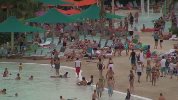 Parque Acuático Beach Pool Área Vista Distancia Con Muchas Personas — Vídeos de Stock