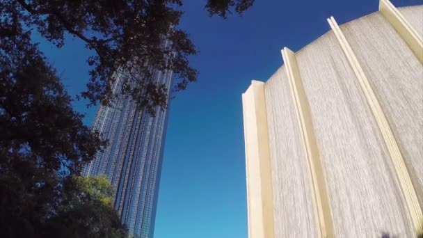 休斯敦 潘宁从高威廉姆斯塔到级联水墙地标在阳光明媚的得克萨斯州日 — 图库视频影像