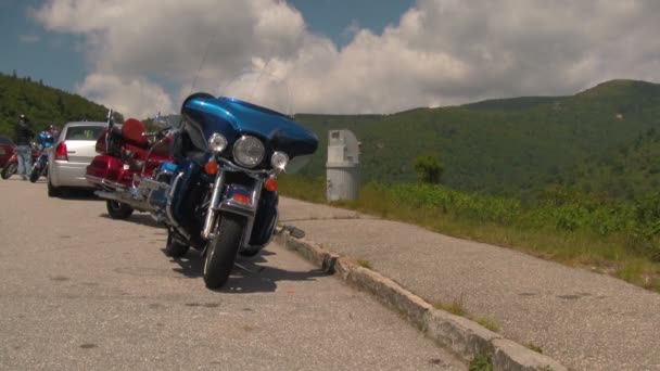 Vehículos Turistas Motos Estacionados Los Campos Del Cementerio Vista Desde — Vídeo de stock