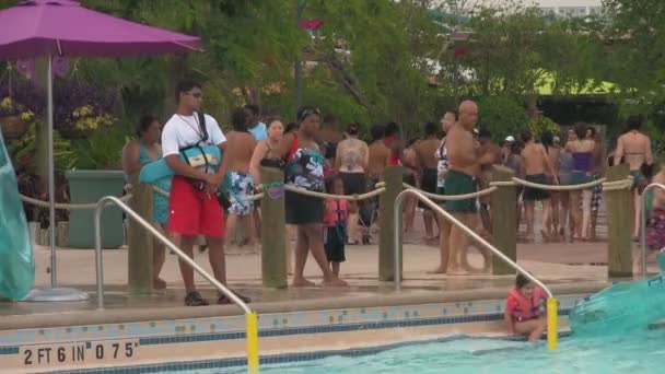 Plicht Badmeester Een Waterpark Tube Slide Zwembad Attractie Orlando Florida — Stockvideo