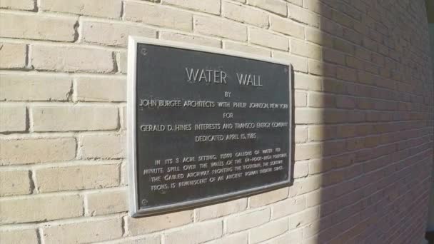 Houston Water Wall Describing Plaque Close Informationat Gerald Hines Waterwall — Stock Video