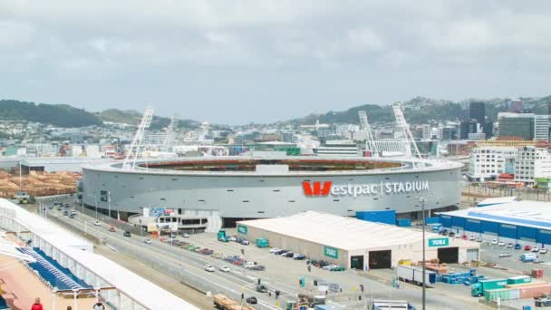 惠灵顿新西兰西太平洋体育场全镜头与路过的交通和城市建筑在阳光明媚的一天的背景 — 图库视频影像