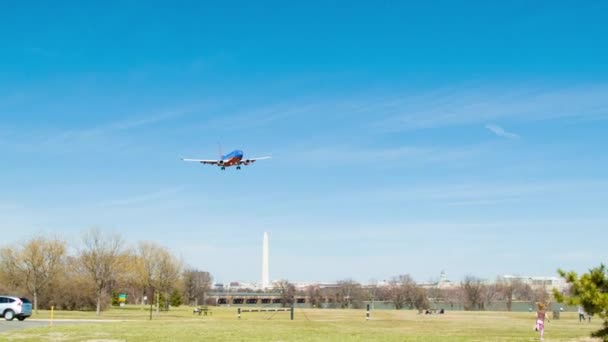 Southwest Airlines Pasażera Jet Airliner Flying Gravelly Point Park Waszyngtonie — Wideo stockowe