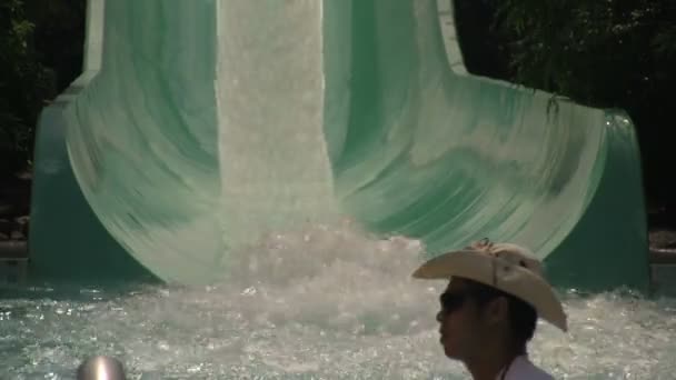앉아있는 어린이가 슬라이드에서 떨어지고 궁극적으로 수영장으로 나옵니다 시월드 올랜도 아쿠아티카 — 비디오