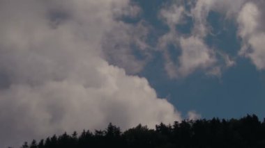 Batı Kuzey Carolina Asheville yakınlarındaki Blue Ridge Parkway görülen Appalachian Dağları'nda bir Hilltop Üzerinde Gerçek Zamanlı Hareketli Bulutların Yakın Çekim.
