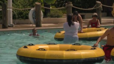 Orlando's Aquatica Su Parkı'nda Bir Can Kurtaran Bir Su Kaydırağı Attraction Son Havuzu'nda Büyük Şişme Tüpler Taşıma.